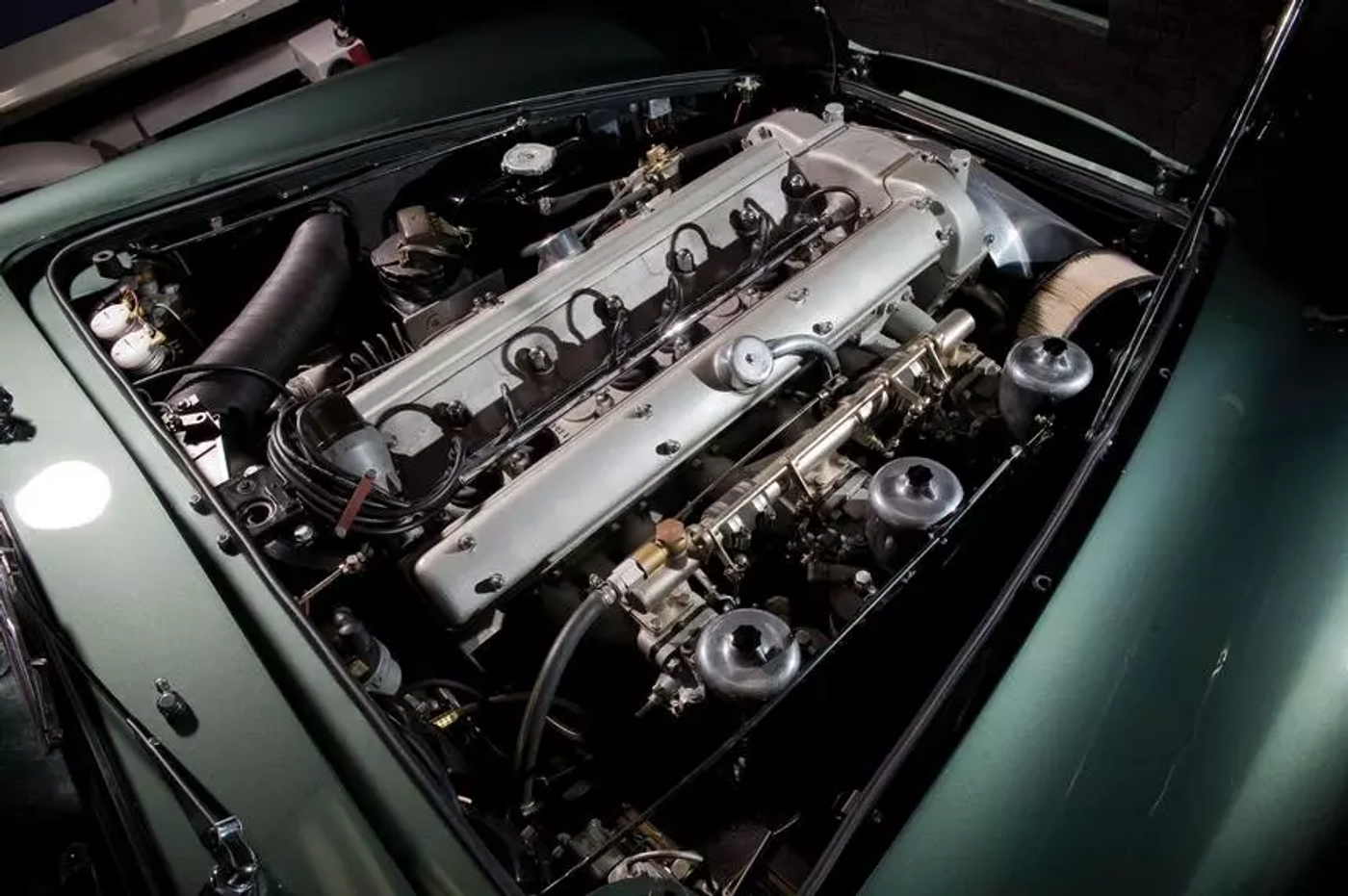 60-летие Aston Martin DB5: история самой знаменитой машины Бонда