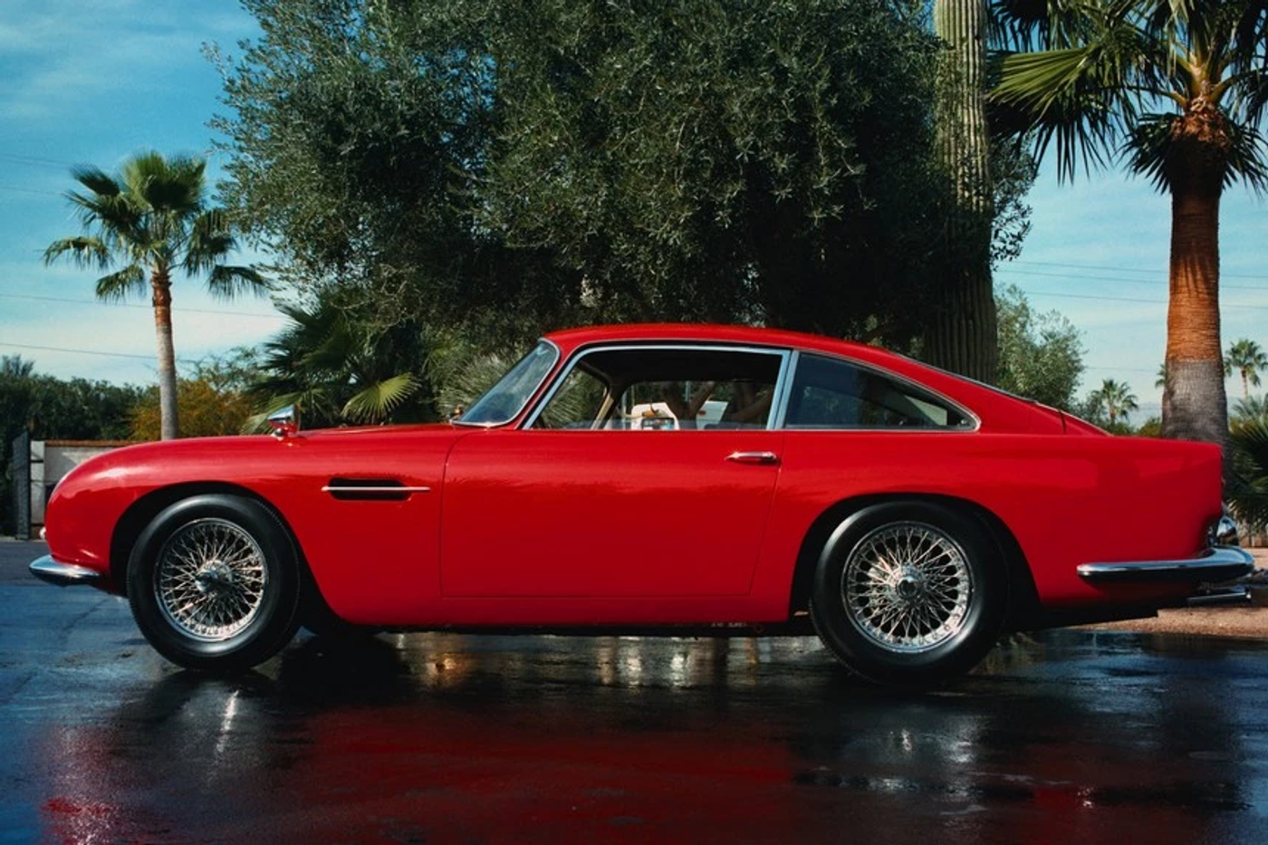 60-летие Aston Martin DB5: история самой знаменитой машины Бонда