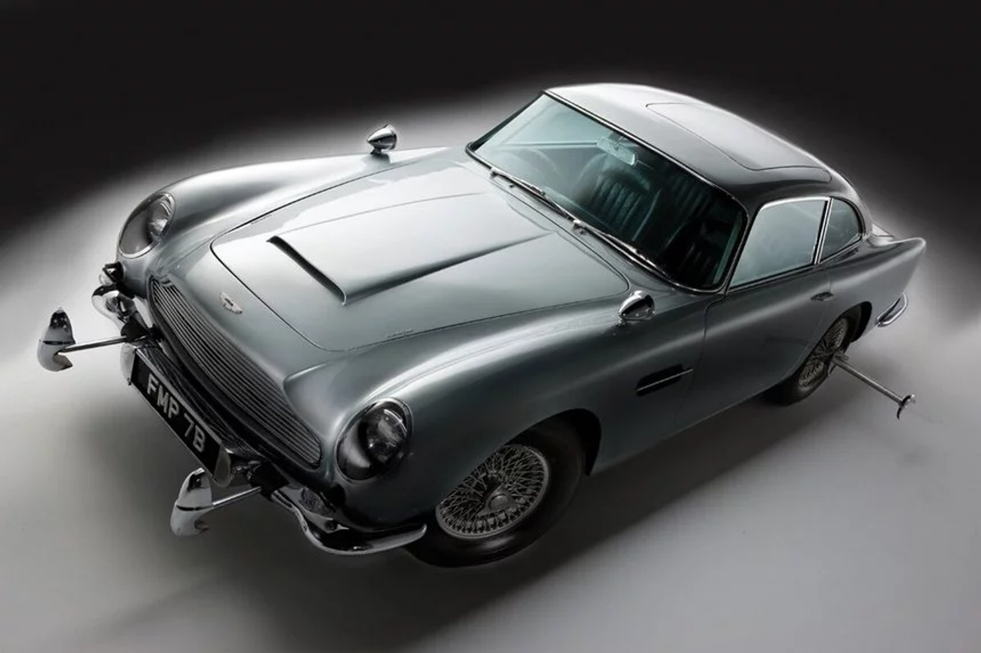 60-летие Aston Martin DB5: история самой знаменитой машины Бонда