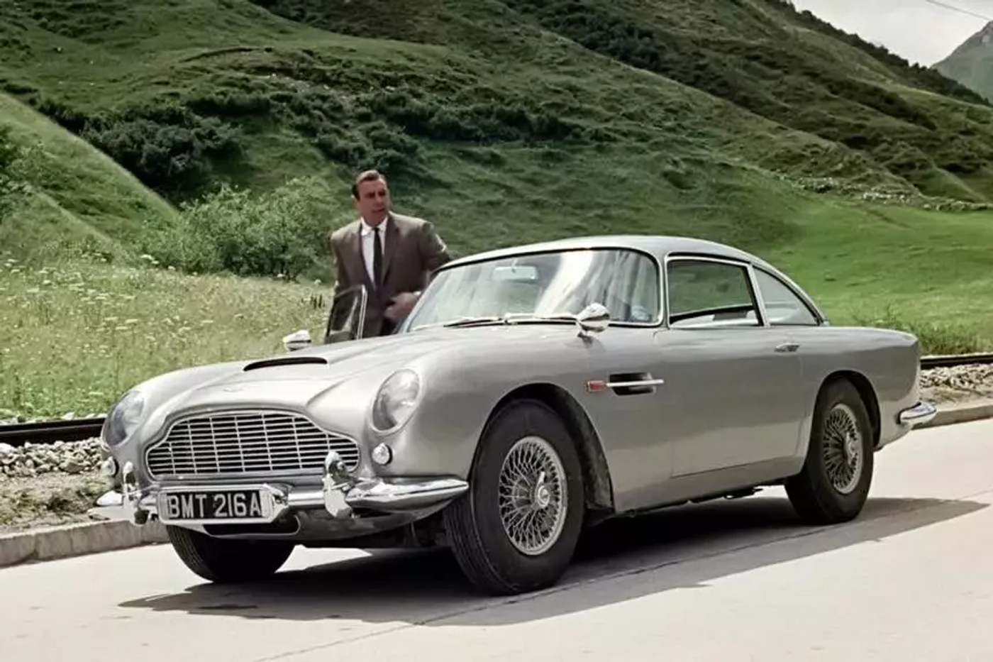60-летие Aston Martin DB5: история самой знаменитой машины Бонда