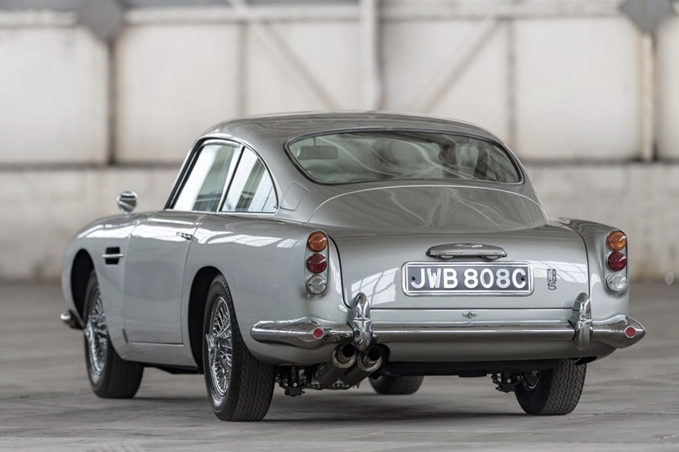 60-летие Aston Martin DB5: история самой знаменитой машины Бонда