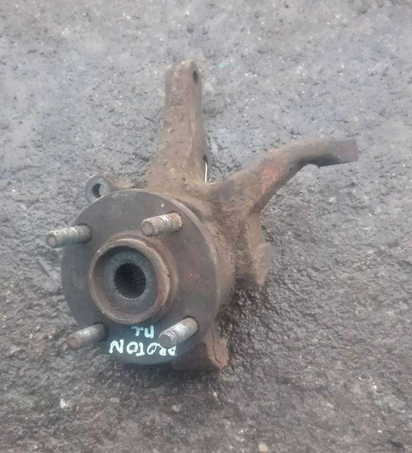 Кулак поворотный левый к Proton Satria 1998