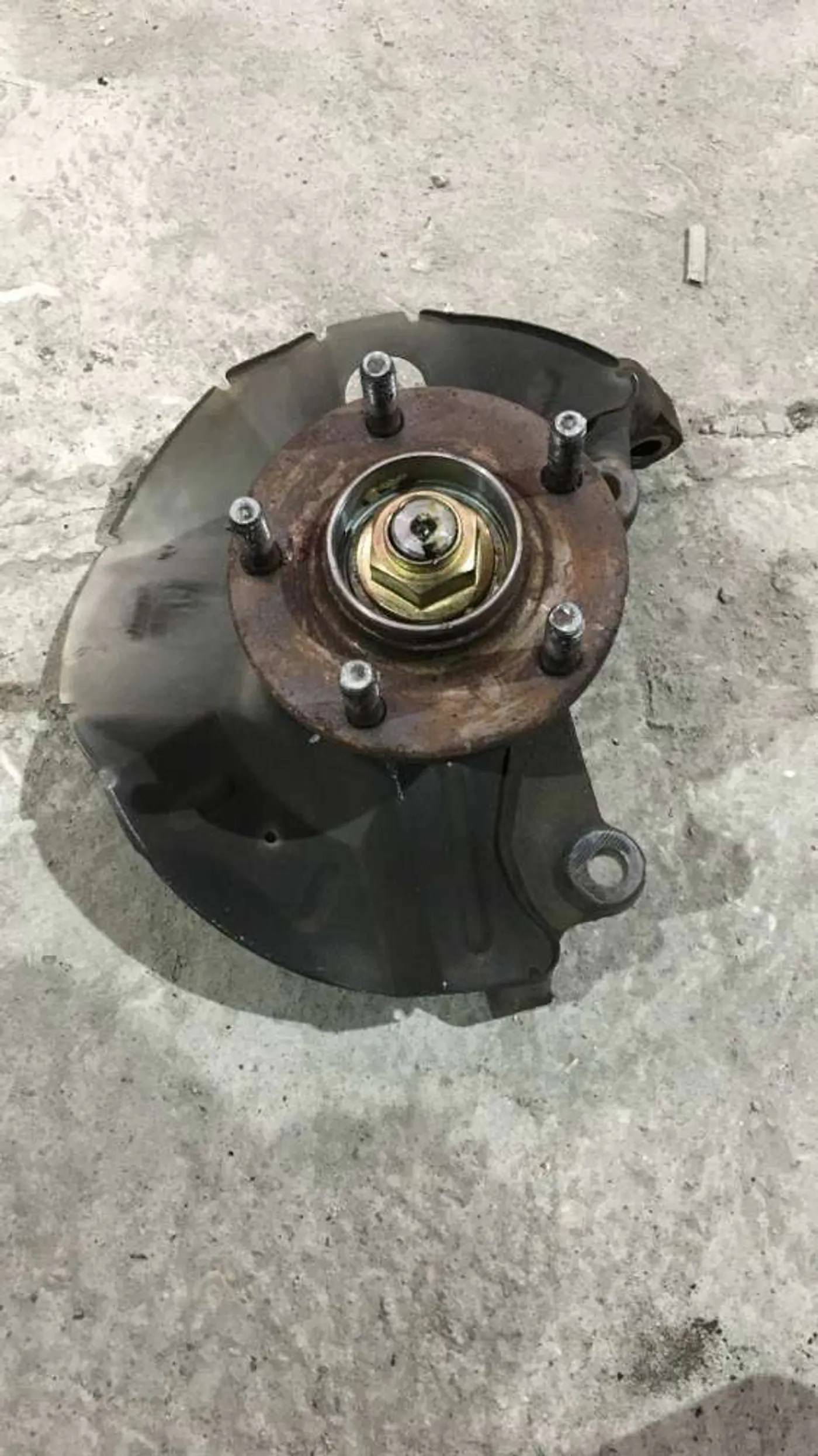 Кулак поворотный правый к Mazda MPV 1997
