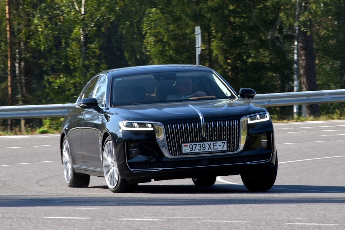 Блицтест модельного ряда Hongqi: c заявкой на «премиум» и большими амбициями