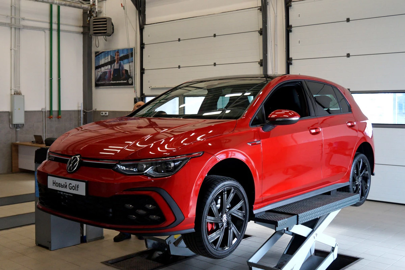 VW Golf VIII GTI на подъемнике: «китайцы» нервно курят