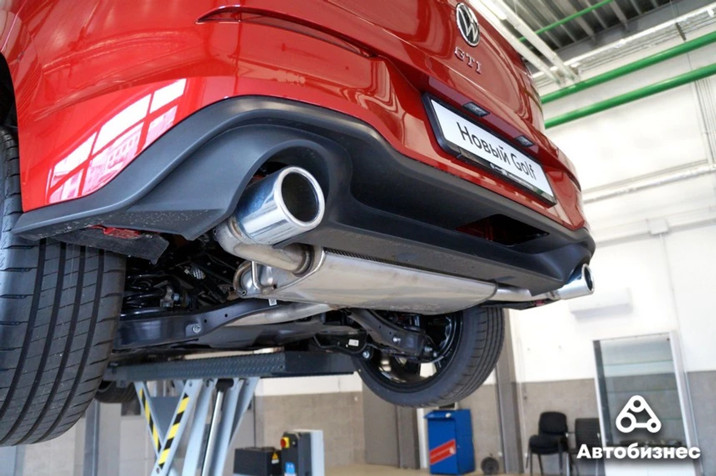 VW Golf VIII GTI на подъемнике: «китайцы» нервно курят