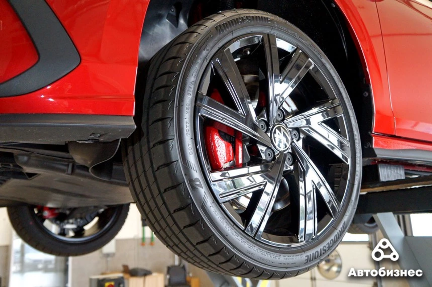 VW Golf VIII GTI на подъемнике: «китайцы» нервно курят