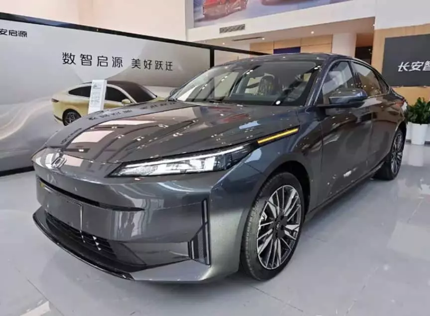 Changan Qiyuan A05 PHEV: новый гибридный седан с электромотором