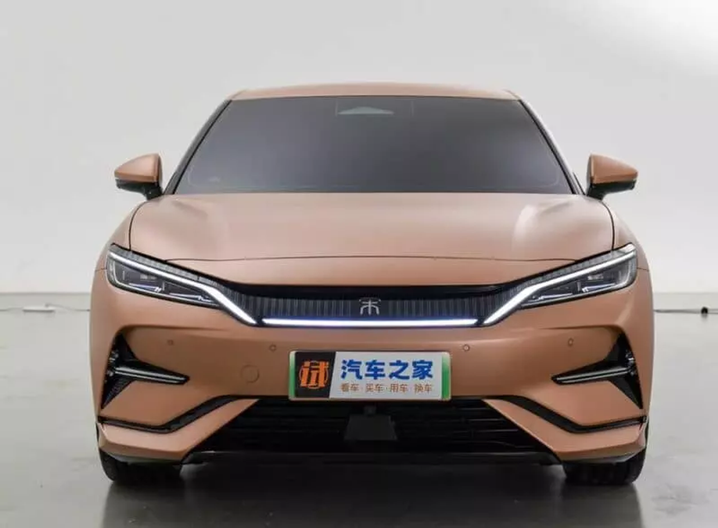 BYD показал тизерные изображения интерьера внедорожника Song L