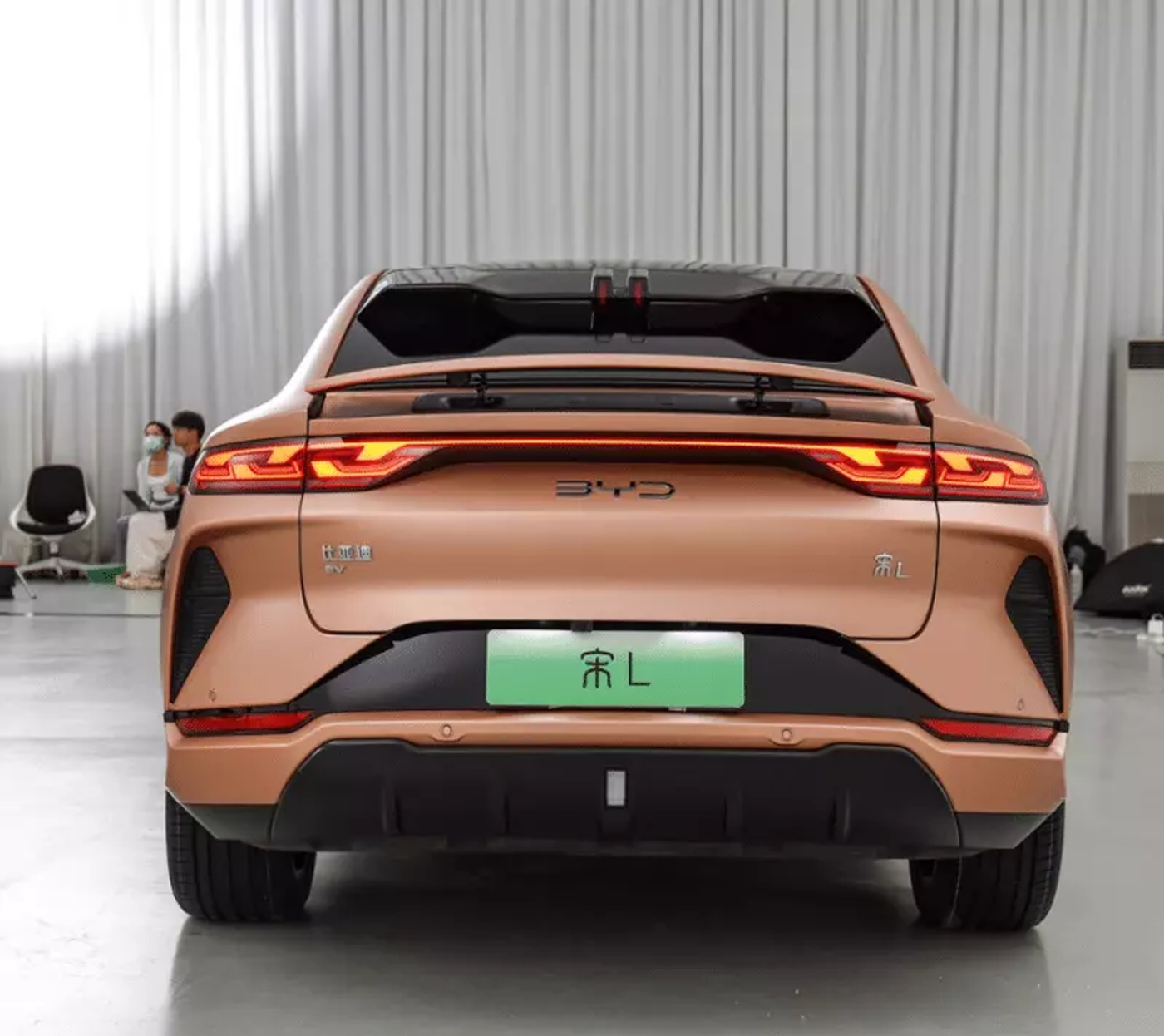BYD показал тизерные изображения интерьера внедорожника Song L