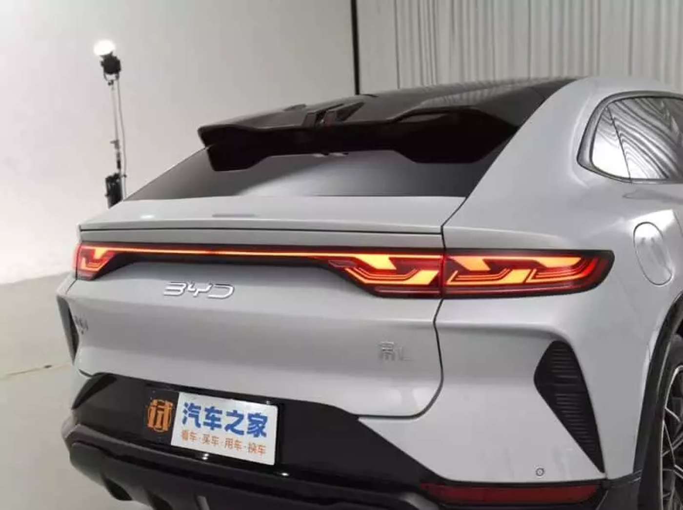 BYD показал тизерные изображения интерьера внедорожника Song L
