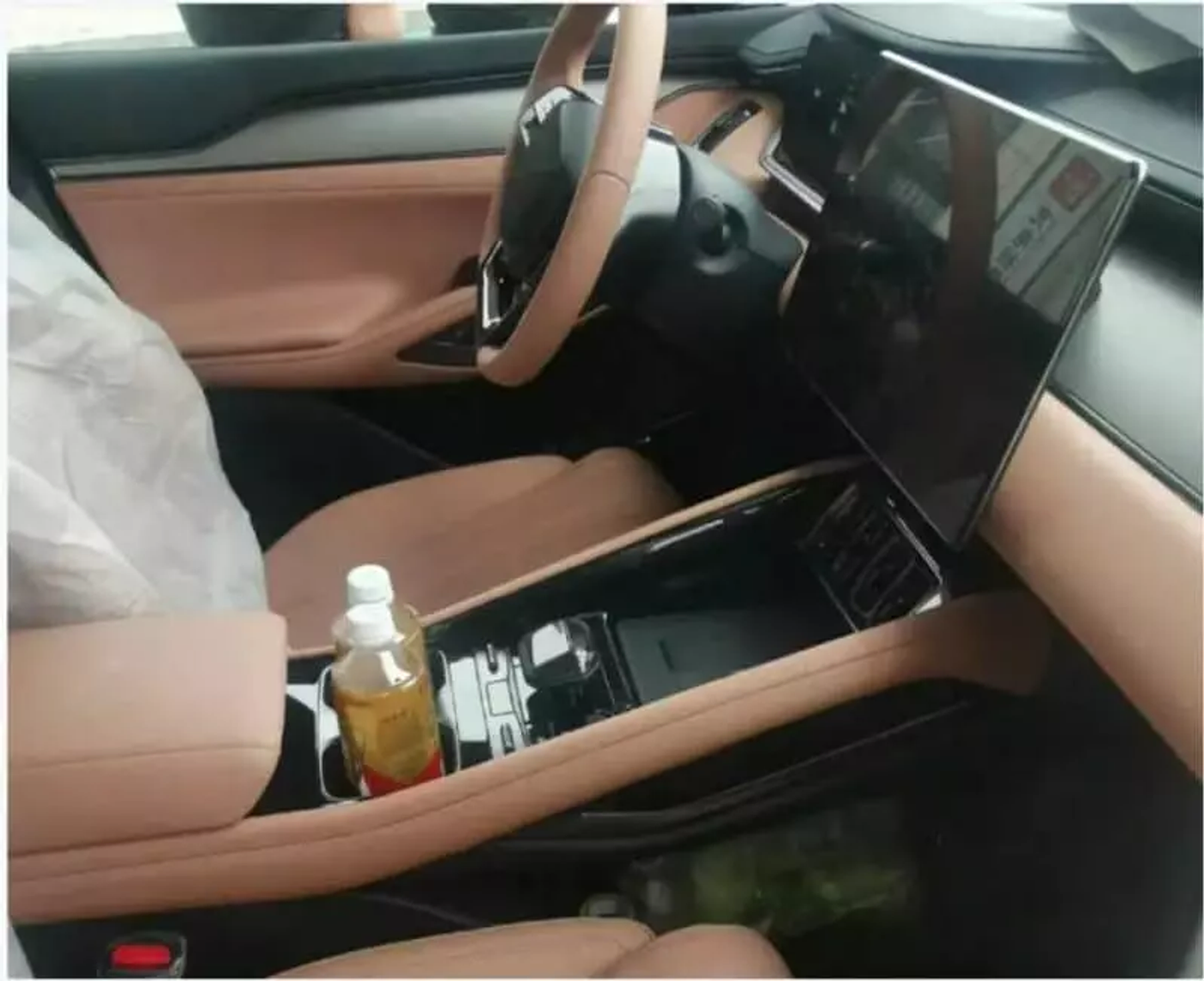 BYD показал тизерные изображения интерьера внедорожника Song L
