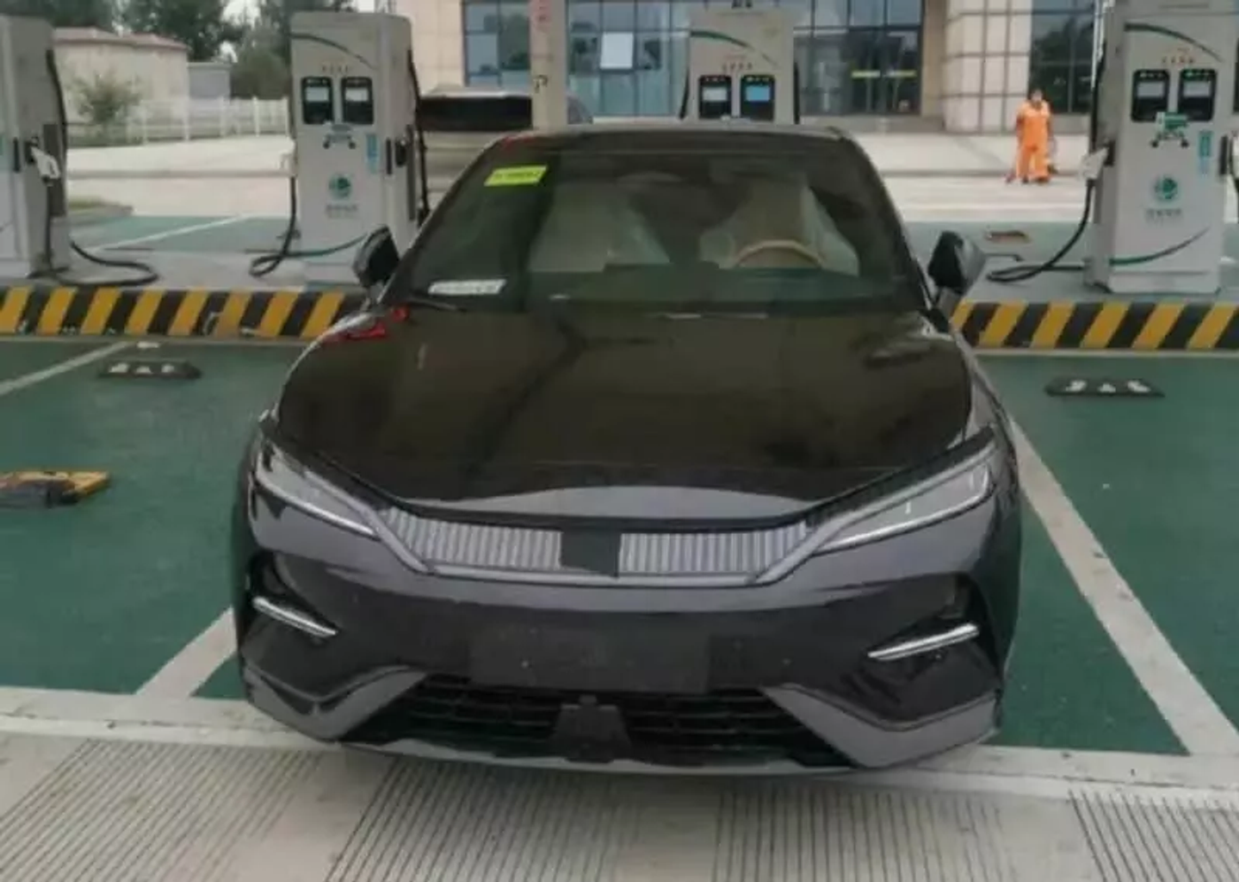 BYD показал тизерные изображения интерьера внедорожника Song L