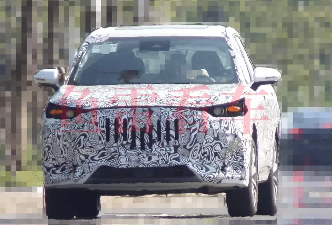 Появились фото нового кроссовера Chery T38 в камуфляже