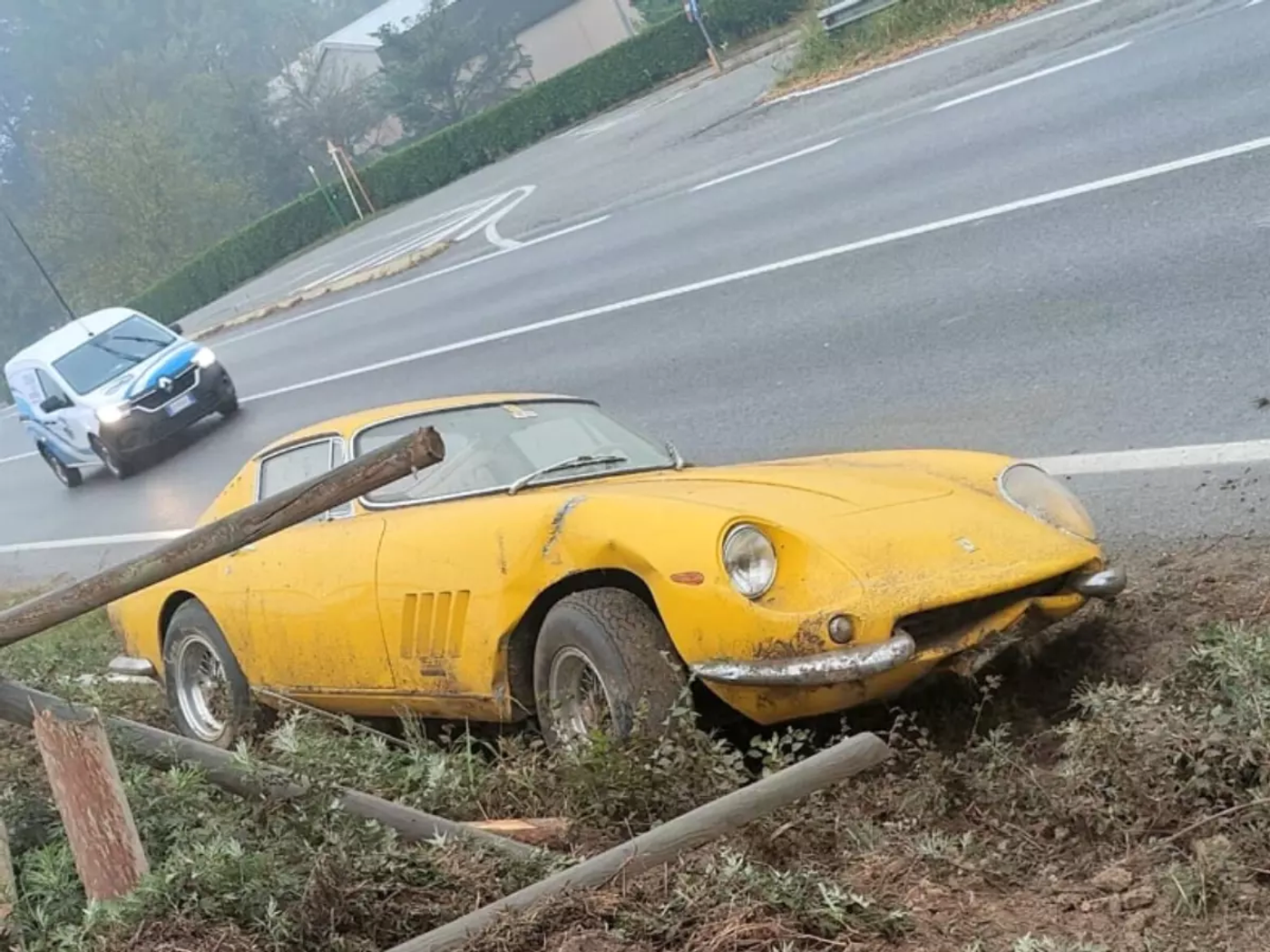 Редкий Ferrari 275 GTB въехал в ограждение