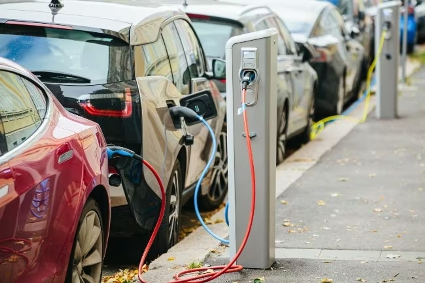 Автопроизводители приготовились к спаду спроса на BEV в 2024-м и отложили планы на год