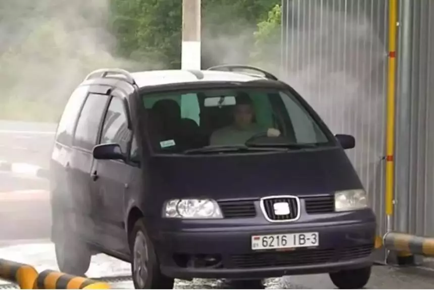 В Беларуси вводят электронную марку для оплаты дезинфекции транспорта на границе