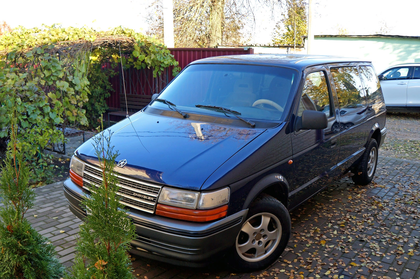 «Дешево, сердито и не жалко». Мнение владельца Chrysler Voyager II