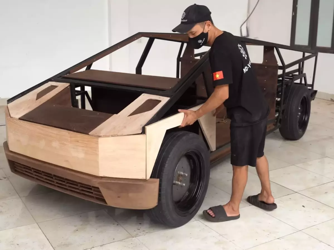 Умелец сделал деревянный Tesla Cybertruck