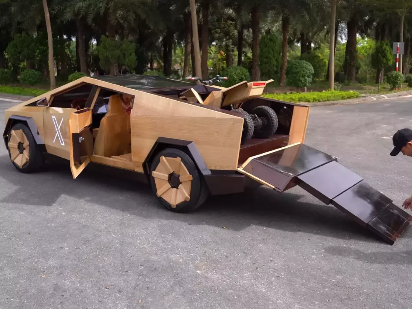 Умелец сделал деревянный Tesla Cybertruck