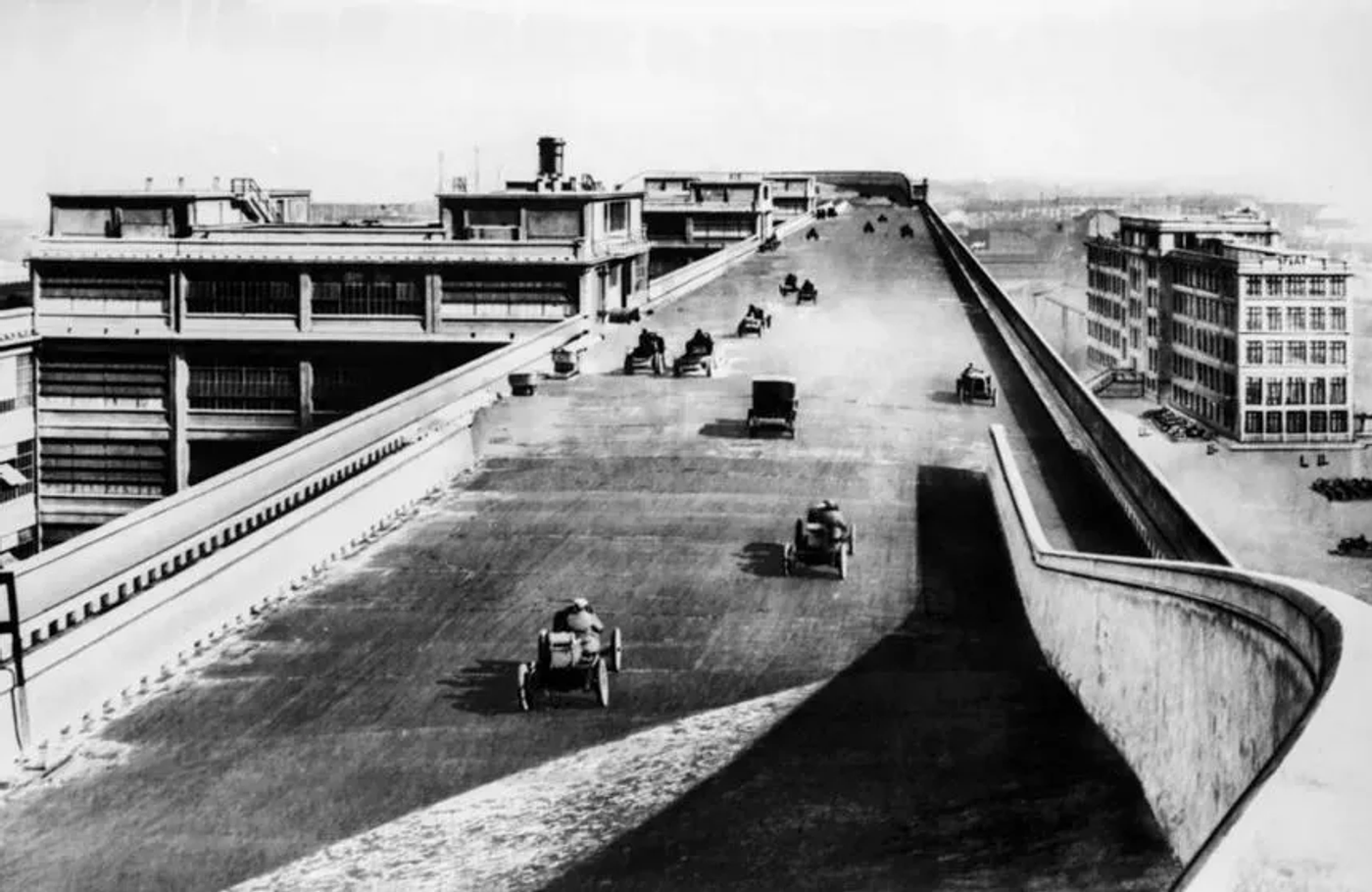 Вспоминаем 100-летний завод FIAT, который может впечатлить и сегодня