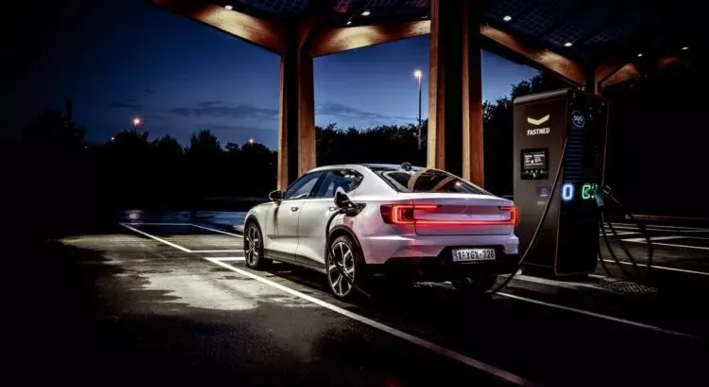 Polestar зарядил электромобиль за 5 минут на 160 км