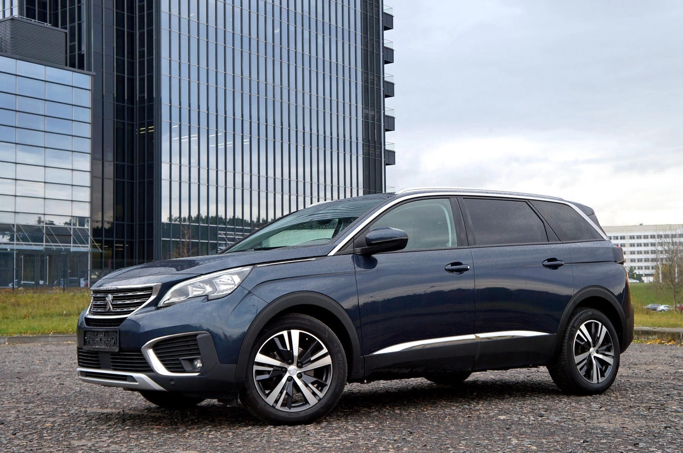 Тест-драйв Peugeot 5008 II: кроссовер с элементами компактвэна