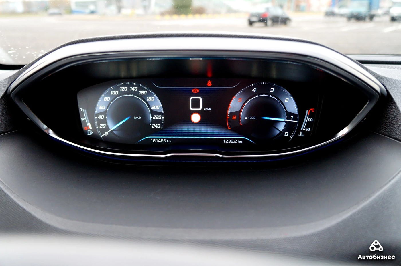 Peugeot 5008 приборная панель i-Cockpit