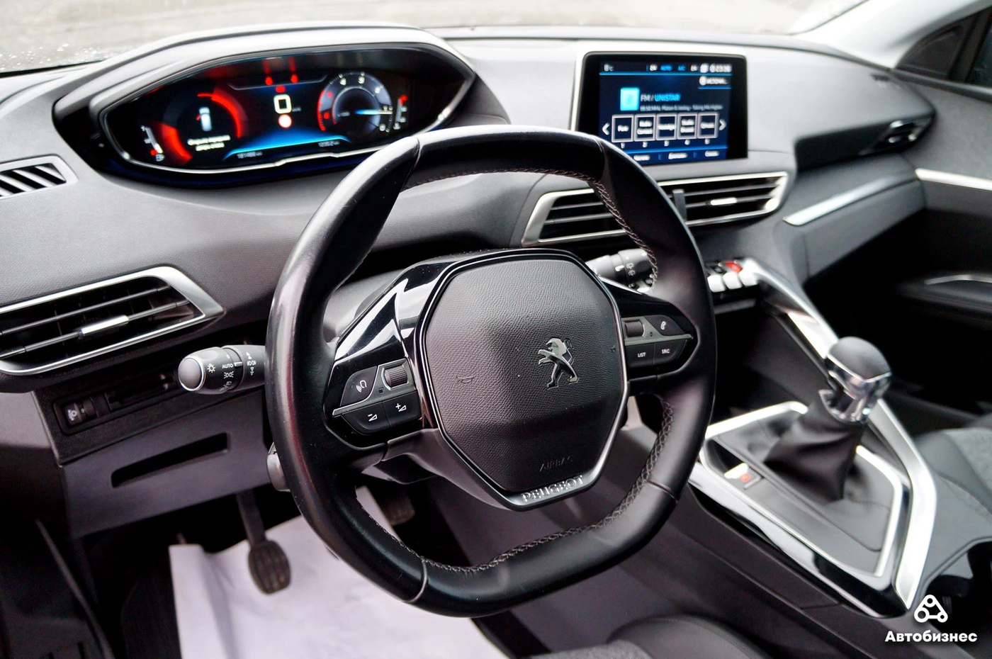 Тест-драйв Peugeot 5008 II: кроссовер с элементами компактвэна