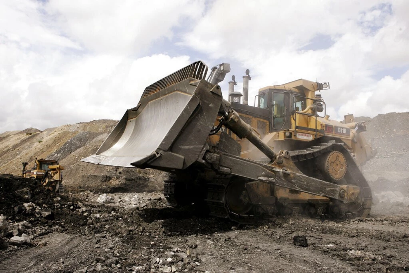 В Исландии на борьбу с вулканом отправился бульдозер Caterpillar D11