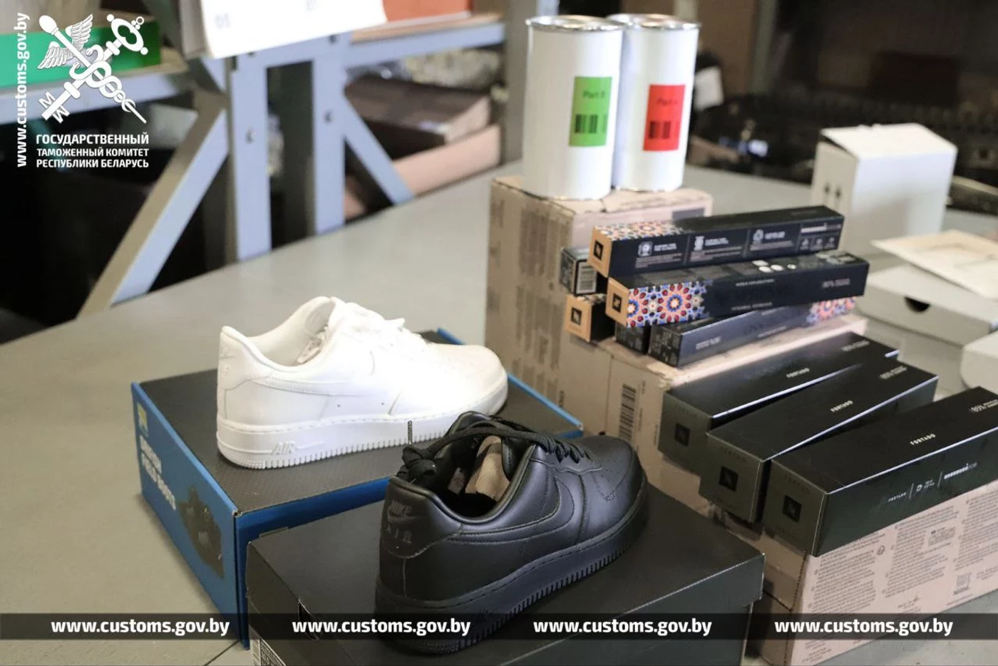 Таможня остановила микроавтобус на трассе – у водителя не оказалось документов на груз