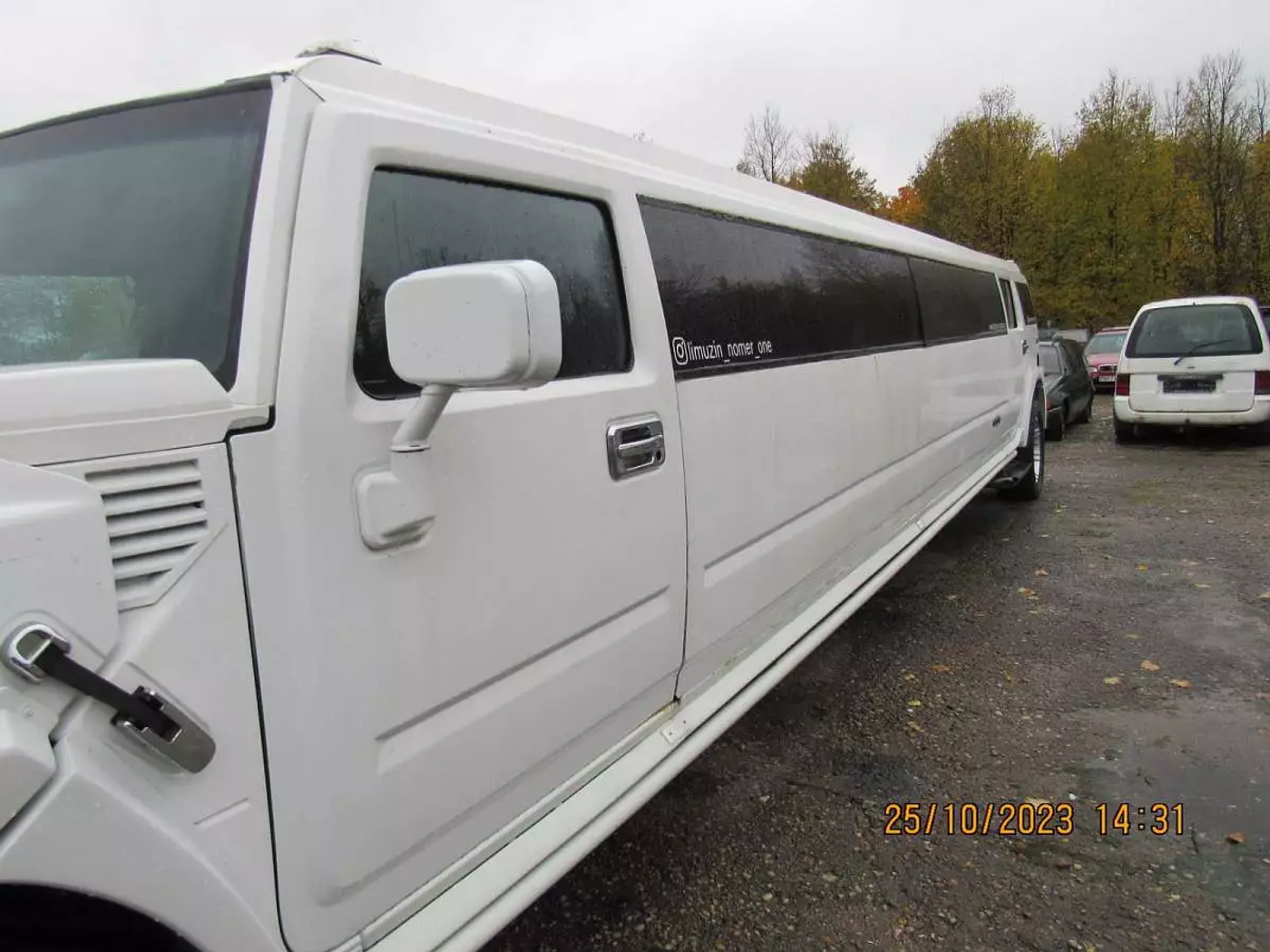 Лимузин Hummer продают как арестованное имущество