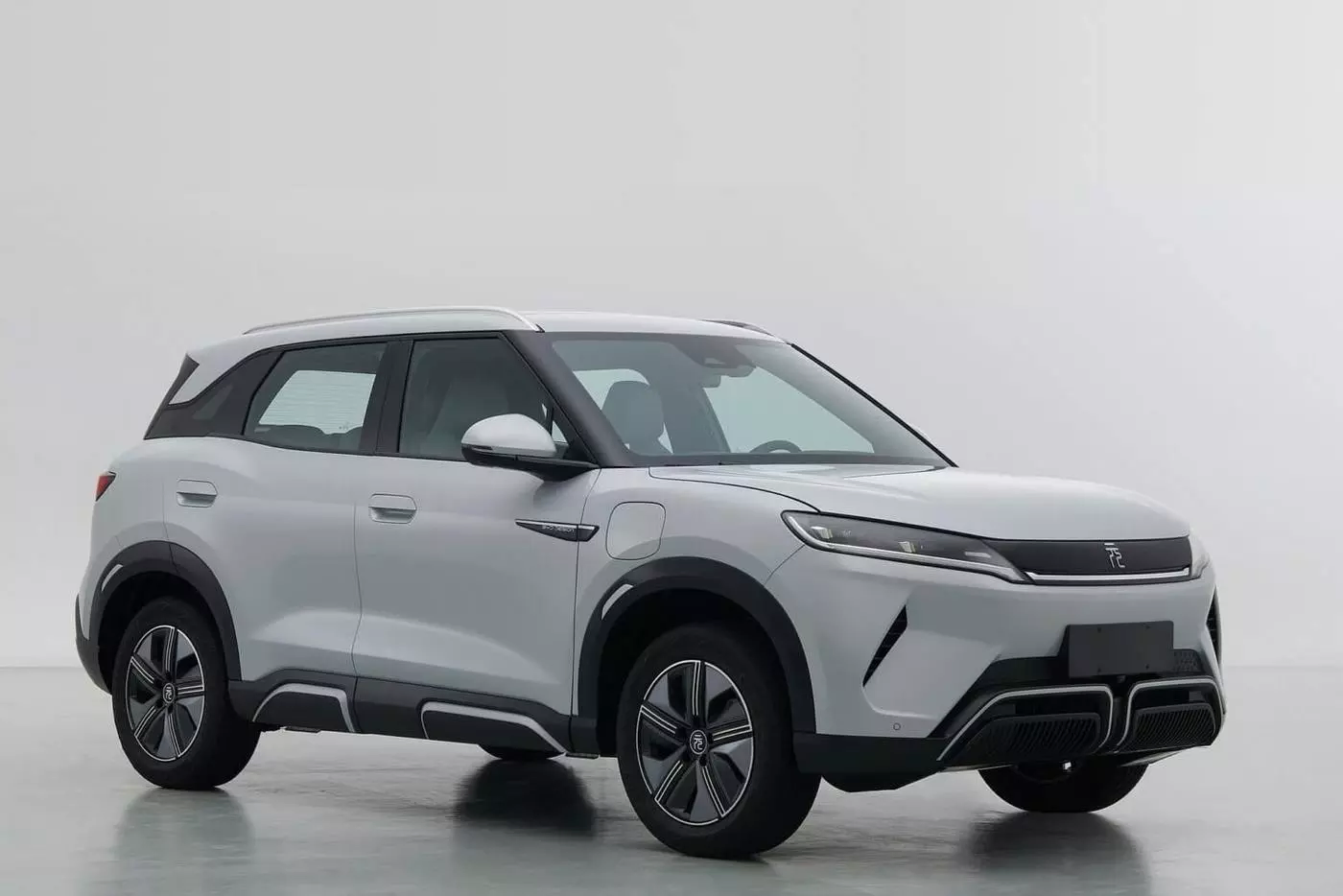 Китайская BYD готовит к дебюту новый компактный паркетник