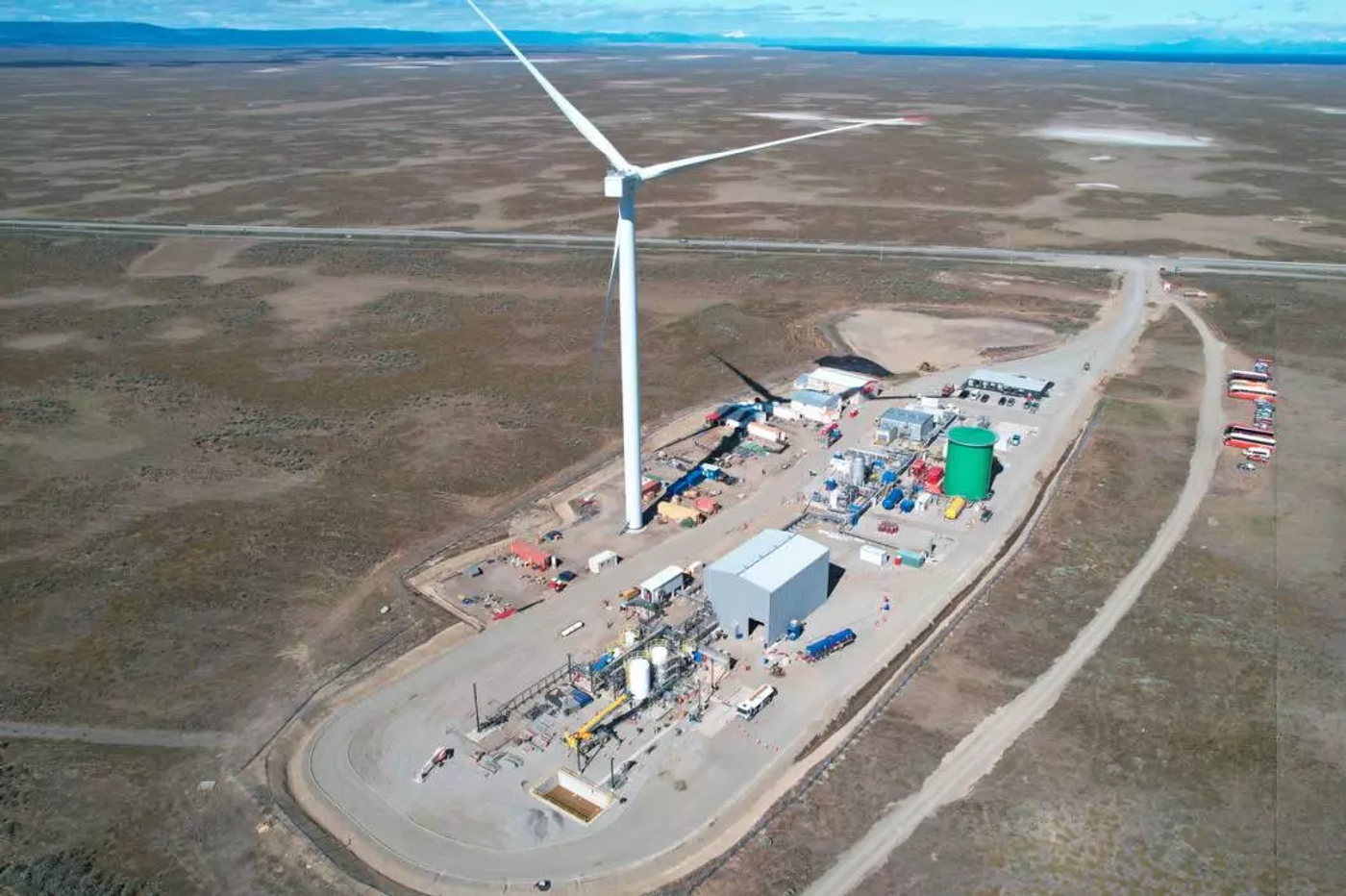 В декабре 2022 партнеры Porsche – компании Siemens Energy и ExxonMobil – открыли в Чили завод по производству е-топлива.