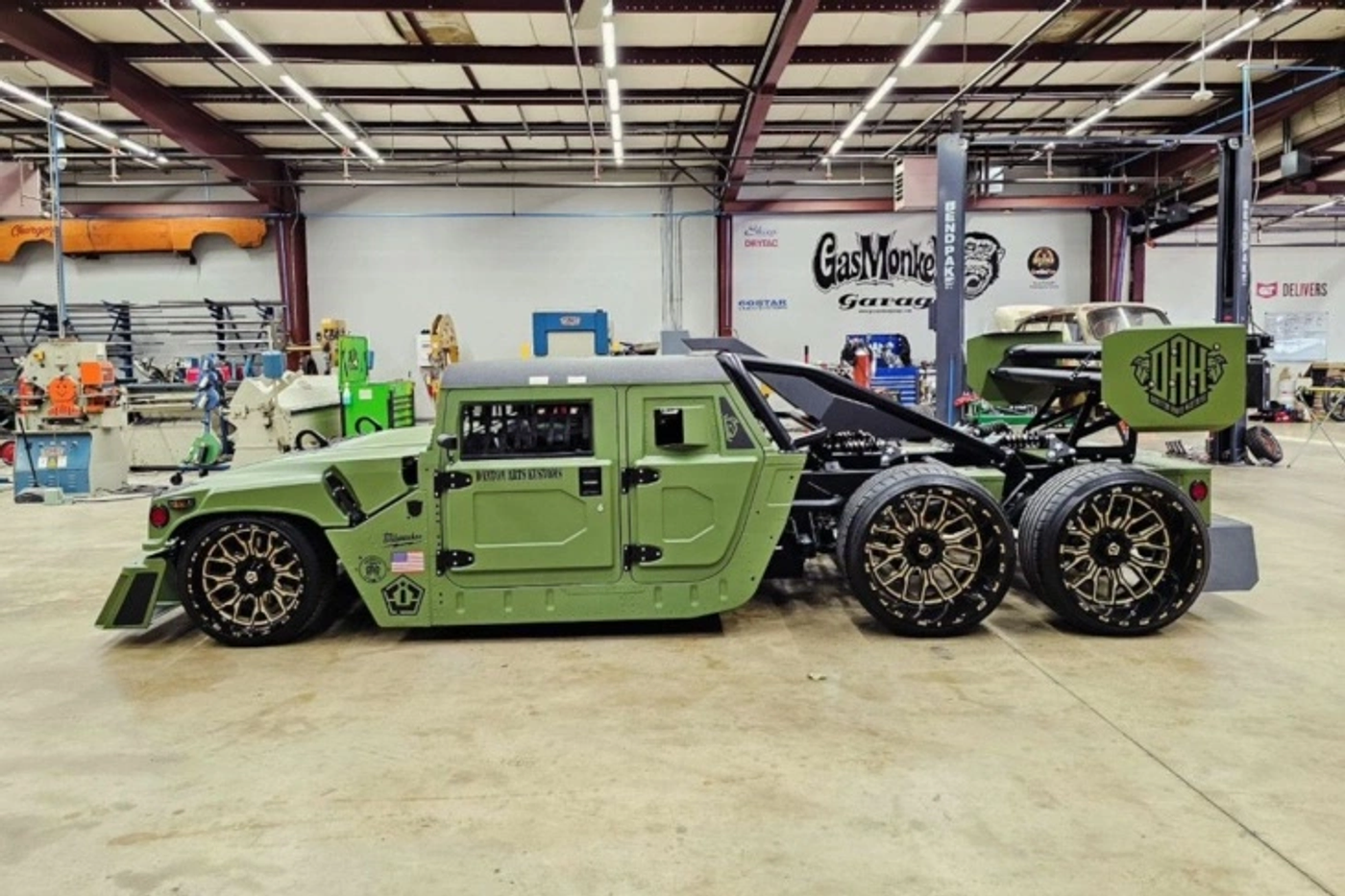 На аукционе в США появился Humvee в 717 л.с. с задним антикрылом