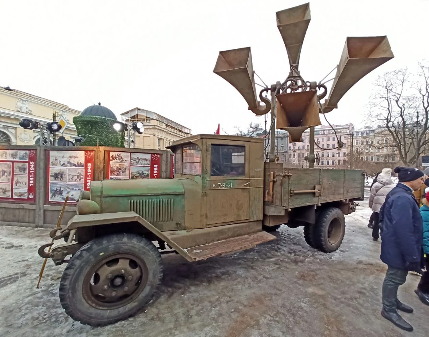 В Питере прошла большая выставка автомобилей времен войны