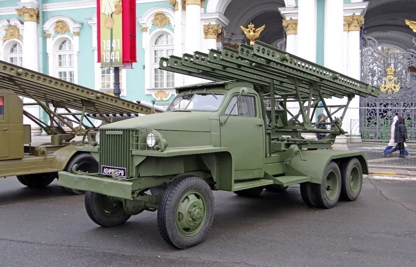В Питере прошла большая выставка автомобилей времен войны