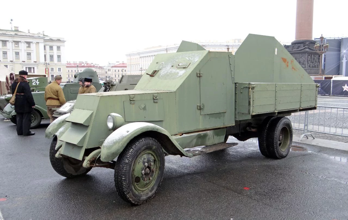 В Питере прошла большая выставка автомобилей времен войны