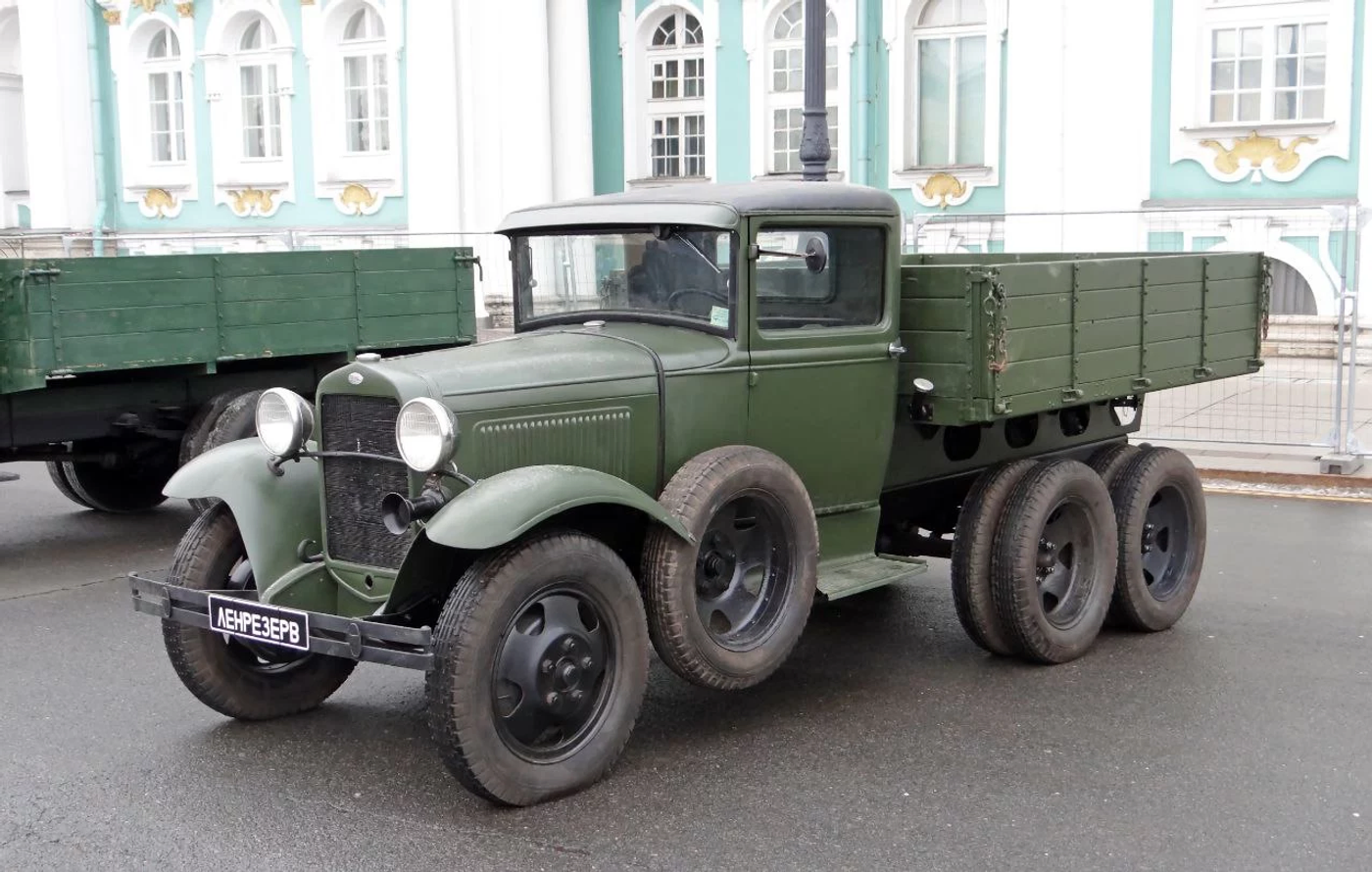 В Питере прошла большая выставка автомобилей времен войны