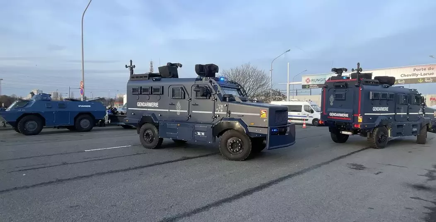 Жандармерия Парижа выгнала бронированных «Кентавров» против фермеров на тракторах