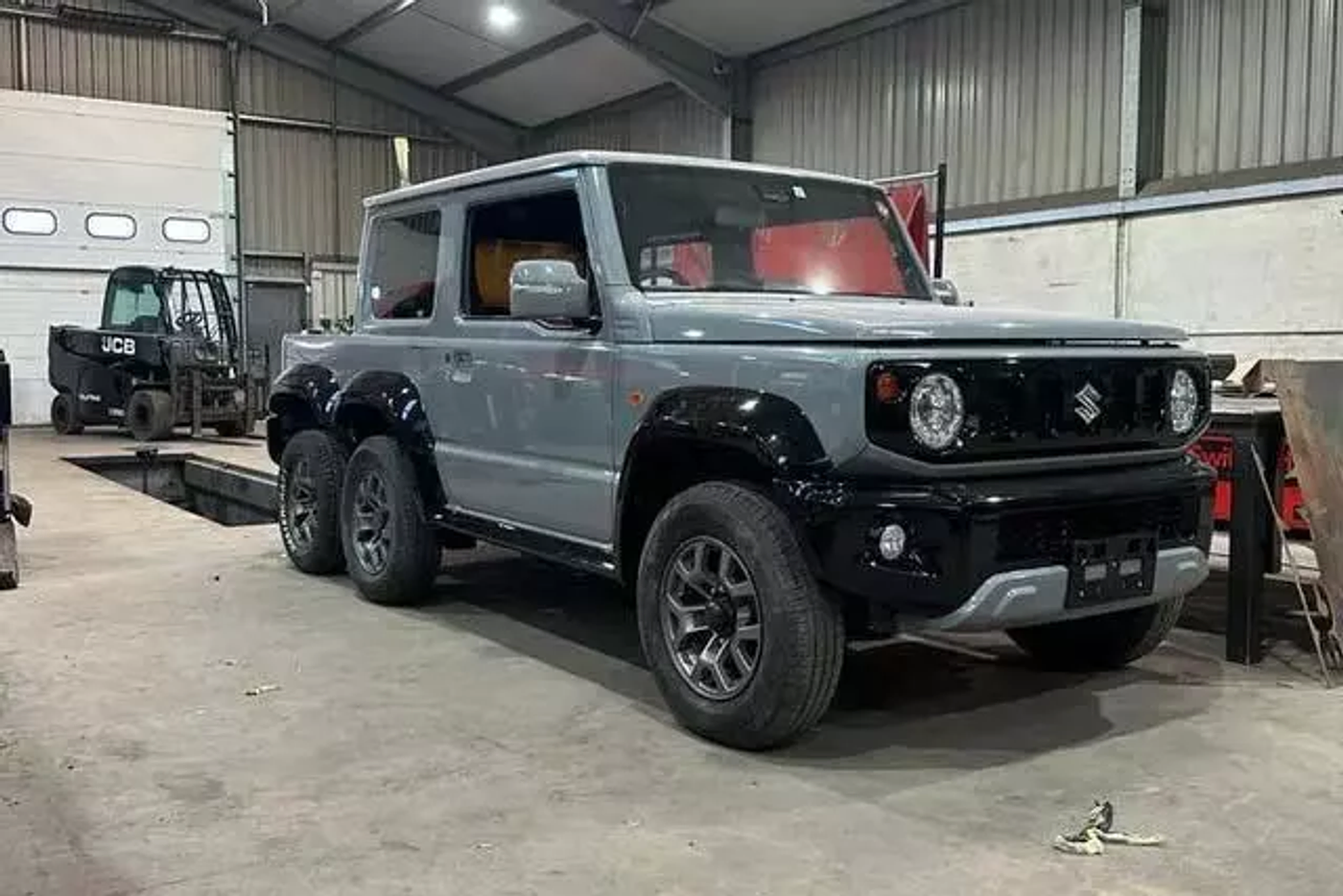 Умелец растянул Suzuki Jimny, теперь это пикап с шестью колесами