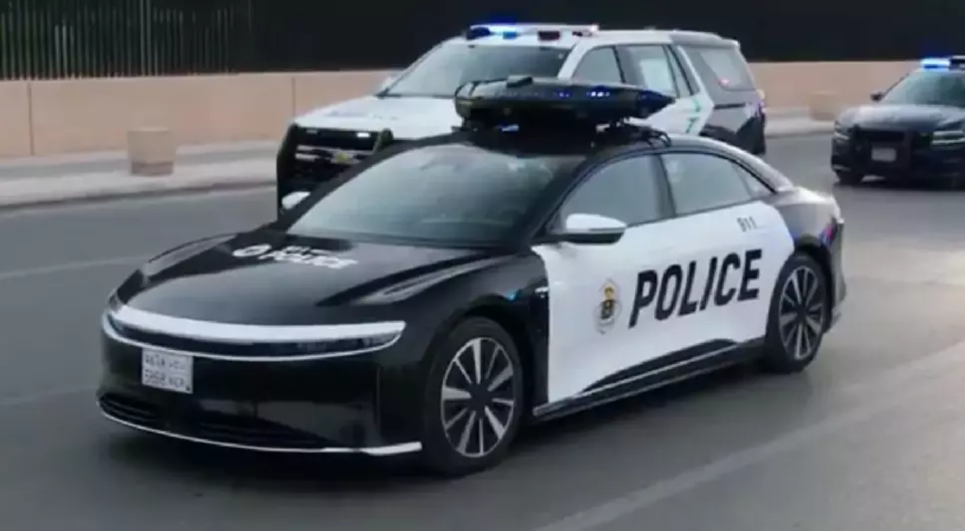 В Саудовской Аравии на службу в полицию поступила Lucid Air с БПЛА на крыше