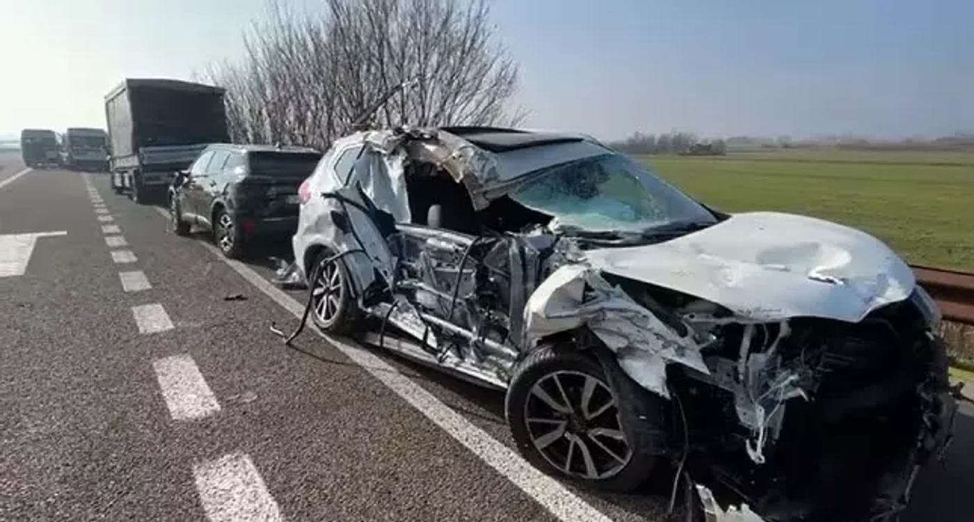 На А22 в Италии из-за тумана столкнулись около сотни автомобилей