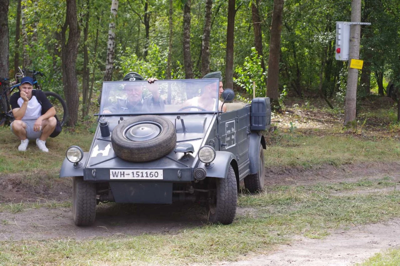 Фрагмент реконструкции партизанского боя, в которой участвовал  VW Kubelwagen Typ 82 Сергея Коробко