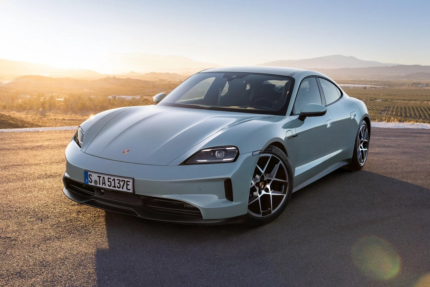 Самый мощный и быстрый Porsche: знакомимся с обновленным Taycan
