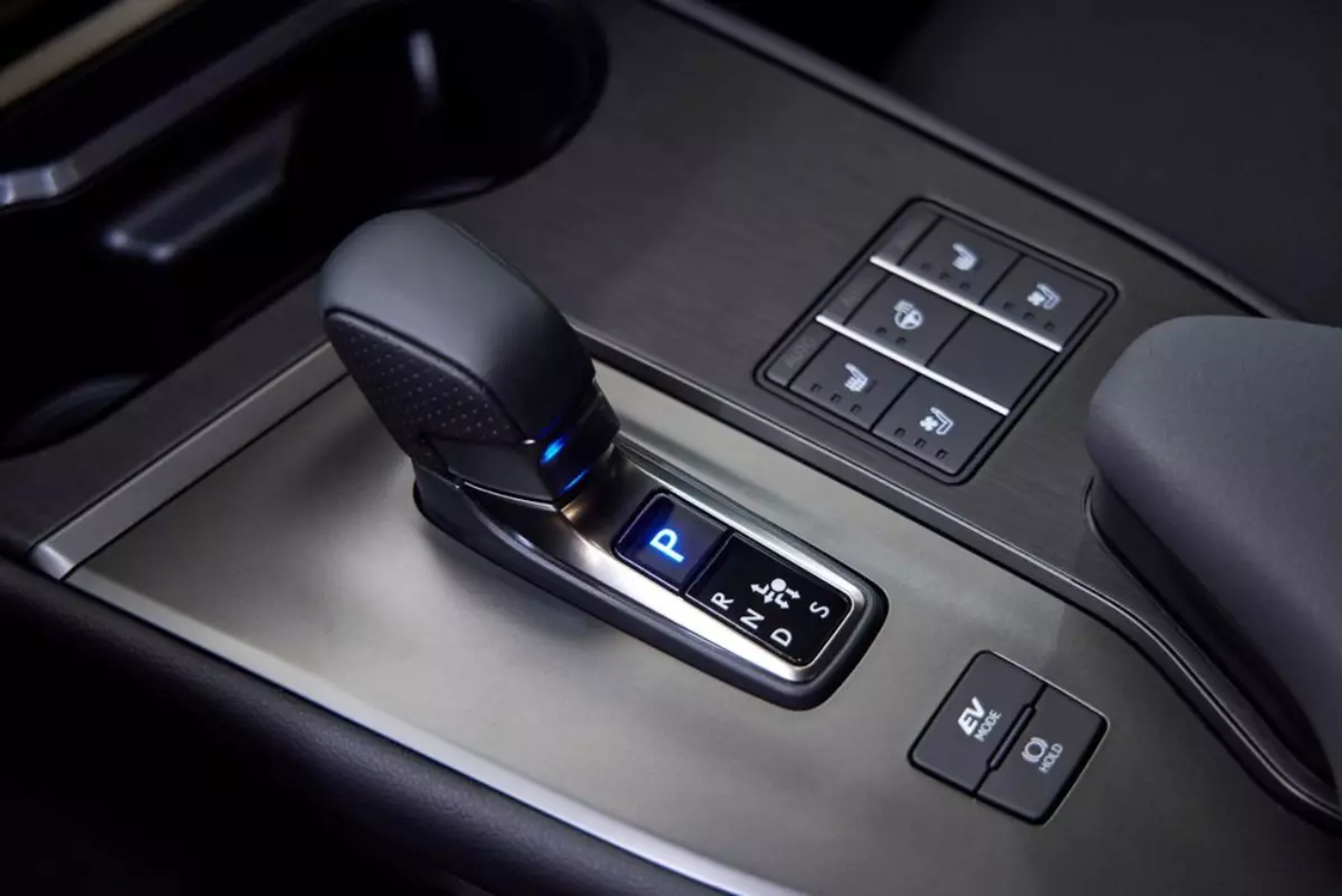 Lexus объявил цены на обновленный внедорожник 2025 года