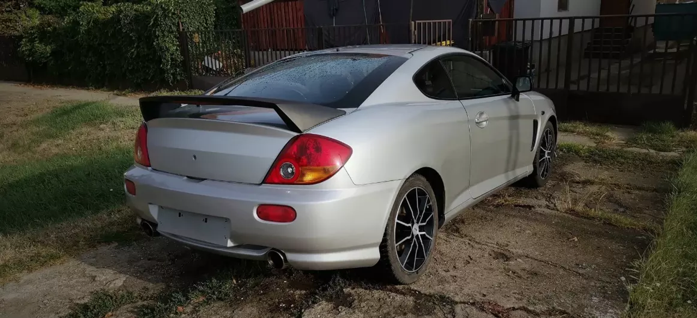 В Венгрии фанат виртуальных гонок забрал старый Hyundai Tiburon домой и сделал из него гоночный симулятор