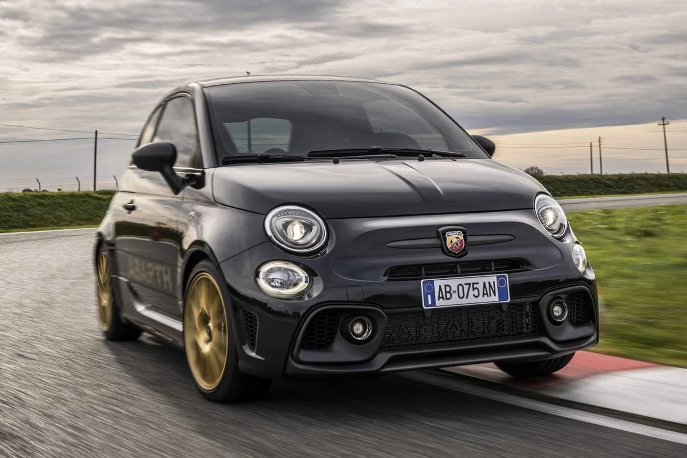 Хот-хэтч Abarth 695 обзавелся спецверсией к 75-летию марки