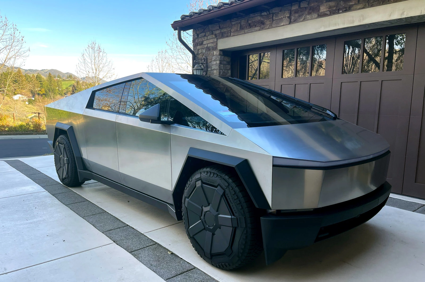 «Чувствую себя селебрити»: мнение белоруса, купившего Tesla Cybertruck