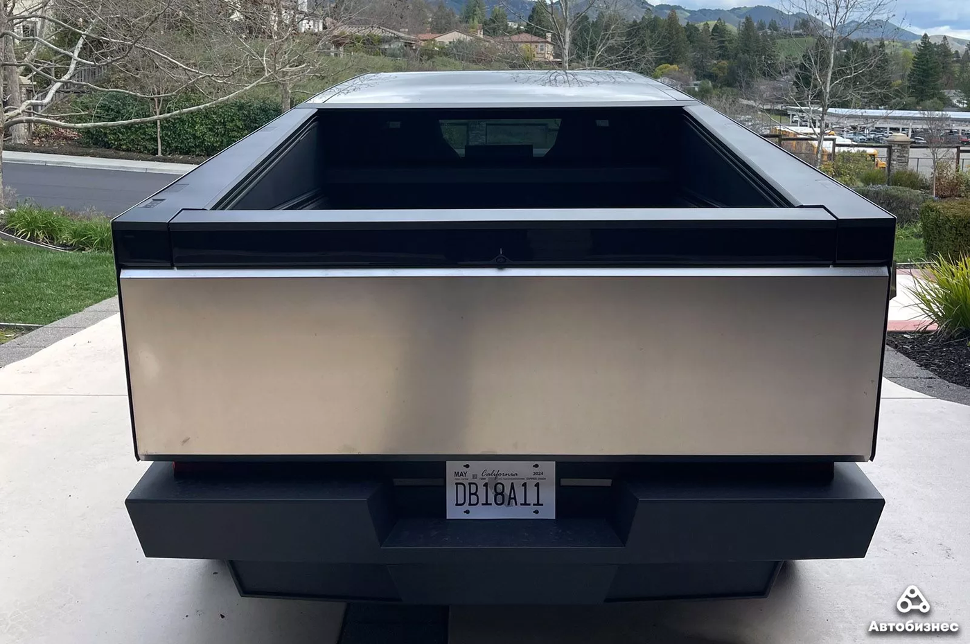 Tesla Cybertruck вид сзади